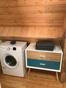 a washer and a washing machine in a room at La maison de Baptiste La Monédière in Chaumeil