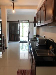 Η κουζίνα ή μικρή κουζίνα στο Villa Ranuka +7 φωτογραφίες