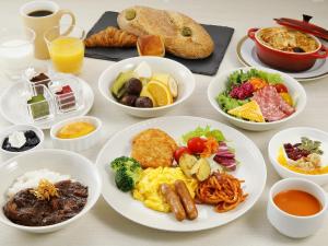 川崎市にあるリッチモンドホテルプレミア武蔵小杉の朝食の食べ物が載ったテーブル