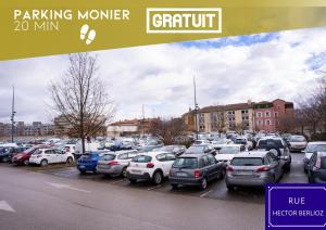 a parking lot filled with lots of parked cars at Le St Vincent - Centre - BY PRIMO C0NCIEREGERIE in Mâcon