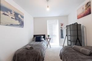 ブリストルにあるOverdrive rd - Long Stay Contractors by ShortStayUKの白い壁の部屋にベッドが2つある