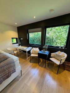 Un dormitorio con una cama y una mesa y sillas. en Lillestrøm , the studio flat, en Kjeller