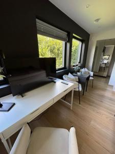 Una sala de estar con una mesa y sillas blancas. en Lillestrøm , the studio flat, en Kjeller