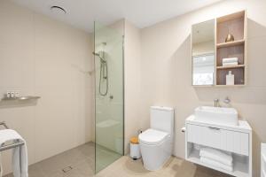 ein Badezimmer mit Toilette und Glasdusche in der Unterkunft Geelong Central Apartment with Short & Long Stays in Geelong + 4 Fotos