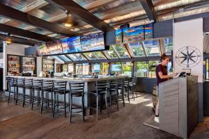 En restaurant eller et andet spisested på Oceanfront 1Bd sk318 - Sullivan Properties + 24 billeder