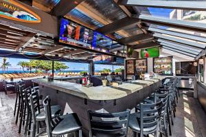 En restaurant eller et andet spisested på Oceanfront 1Bd sk318 - Sullivan Properties