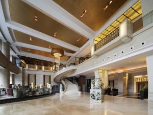 un vestíbulo de un hotel con un gran vestíbulo en Swissôtel Grand Shanghai - Stroll down West Nanjing Road and soak in downtown Shanghai vibrancy, en Shanghái 80 fotos más
