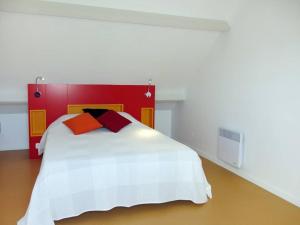 Postel nebo postele na pokoji v ubytování VVF Camping Les Dunes Créances - Plage du Cotentin