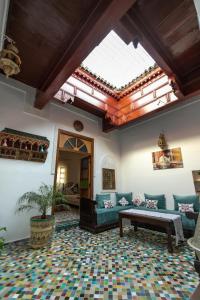 un salon avec un canapé et une table dans l'établissement Dar El Kendil, à Fès