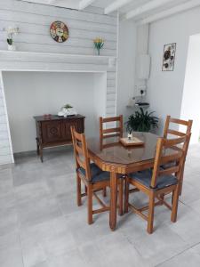 Forest-MontiersにあるLes jonquillesの木製のテーブルと椅子のあるダイニングルーム