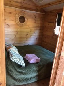 Ένα ή περισσότερα κρεβάτια σε δωμάτιο στο le domaine des cigales