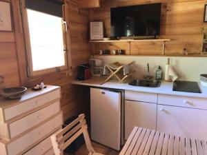 Η κουζίνα ή μικρή κουζίνα στο le domaine des cigales