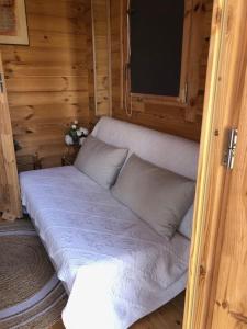 Ένα ή περισσότερα κρεβάτια σε δωμάτιο στο le domaine des cigales