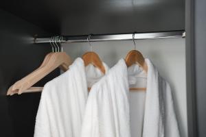 a closet with white towels and wooden hangers at Elata Aparts in Skhidnitsa