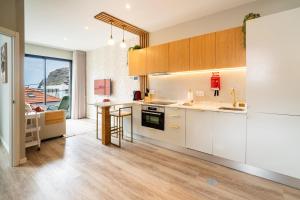 Η κουζίνα ή μικρή κουζίνα στο GuestRedy - A Modern Stay in Machico