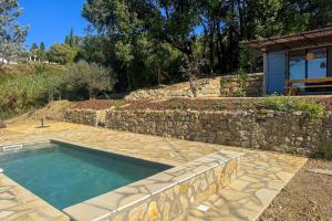 una piscina junto a una pared de piedra en Provençal Escape, en Montauroux 44 fotos más