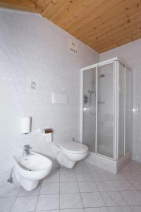 Koupelna v ubytování Hotel & Residence Egger + 21 fotografií