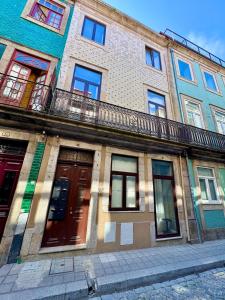 a building with a balcony on the side of it at Water Vibes Porto by MyMoradia in Porto