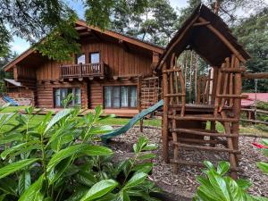 Cabaña de madera con tobogán y parque infantil en Zrub Kováčová, en Kováčová