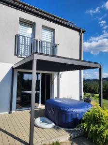 Tòa nhà nơi biệt thự tọa lạc