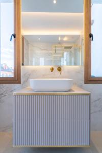 マドリードにあるLuxury Villa Madrid 10 paxの白い洗面台と鏡のあるバスルーム +66枚の写真
