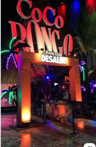 ein Schild für ein Restaurant vor einem Gebäude in der Unterkunft Cómodo y cerca de la playa in Punta Cana + 5 Fotos