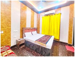 Ένα ή περισσότερα κρεβάτια σε δωμάτιο στο Hotel The Namo Grand Ayodhya - Walking Distance From Shree Ram Mandir & Hanuman Garhi Temple - #Wi-fi #Parking #Prime Location - Best Seller Hotel In Ayodhya Book Quickly