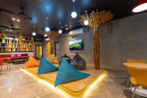 - un salon avec un canapé et quelques arbres dans l'établissement Patong Poshtel, à Patong Beach