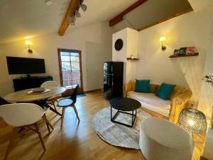 a living room with a couch and a table and chairs at Ferienwohnung Mangfall - Berge, Natur und Ruhe in Hausham