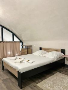 een slaapkamer met een groot bed met witte lakens bij Le Loft 15 - Château Fort in Mercury