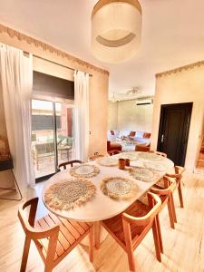 Posezení v ubytování Superbe villa 3 chambres proche du centre-ville avec piscine privée