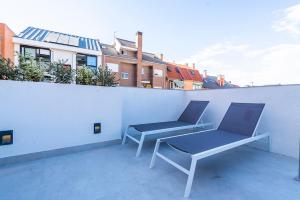マドリードにあるLuxury Villa Madrid 10 paxのバルコニーの上に椅子2脚