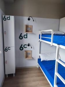 Palanda nebo palandy na pokoji v ubytování Albergue Goas