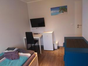 - une chambre avec un bureau, un ordinateur et un lit dans l'établissement Einzelzimmer mit Bad HG 3, à Zwickau