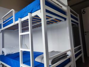 Palanda nebo palandy na pokoji v ubytování Albergue Goas + 5 fotografií