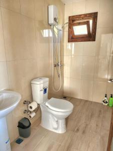 ein Badezimmer mit Toilette und Waschbecken in der Unterkunft Olympos NaR Village Nature,Sea and You in Kumluca