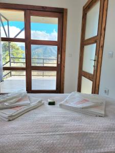 ein Schlafzimmer mit einem Bett und einer offenen Tür in der Unterkunft Olympos NaR Village Nature,Sea and You in Kumluca