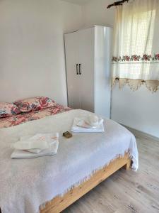 ein Schlafzimmer mit einem Bett und einem weißen Schrank in der Unterkunft Olympos NaR Village Nature,Sea and You in Kumluca