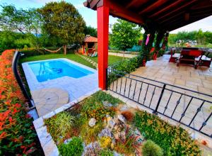 ein Bild eines Hinterhofs mit Swimmingpool in der Unterkunft LaRossa House in Dobrinj
