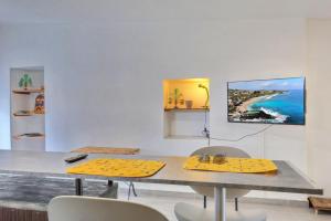 a desk with two chairs and a table with yellow mats at Ti Kaz Maloya - Saint Paul in Saint-Paul