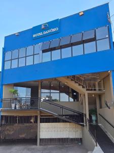 een gebouw met een bord waarop staat hotel drupal bij Hotel Danubio in Cuiabá