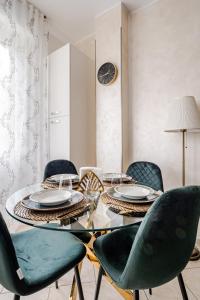 ein Esszimmer mit Glastisch und Stühlen in der Unterkunft San Siro Hideaway, Garage,Metro&Wifi! in Mailand + 7 Fotos