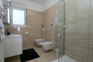 Ένα μπάνιο στο Apartments Relax +28 φωτογραφίες