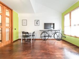 a bike parked in a room with a table and chairs at Corso San Gottardo - Darsena Flat in Milan
