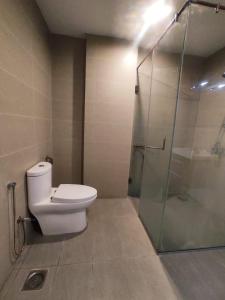 Un baño con inodoro y ducha de cristal. en One bedroom Apartment - Cube Apartment, en Islamabad