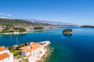 una isla en medio de un gran cuerpo de agua en Apartments Mili, en Rab