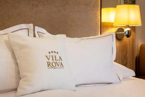 almohada blanca sobre la cama en Hotel Vila Rova, en Malinska 91 fotos más