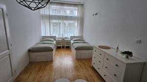 una habitación con cuatro camas y una ventana en Raduňka - Restaurace, Penzion a Wellness, en Opava