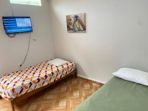 a room with two beds and a tv on the wall at BOCARENA in Bocapán