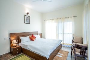 Ένα ή περισσότερα κρεβάτια σε δωμάτιο στο Bhowali Valley Chalet By 3R Stays +13 φωτογραφίες